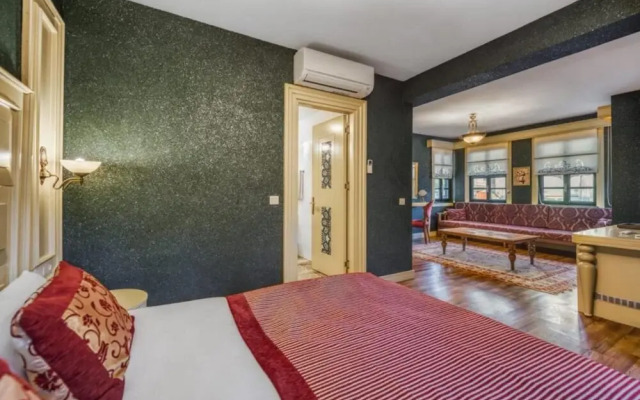 Vibrant Suite Located in Heart of Historic Area