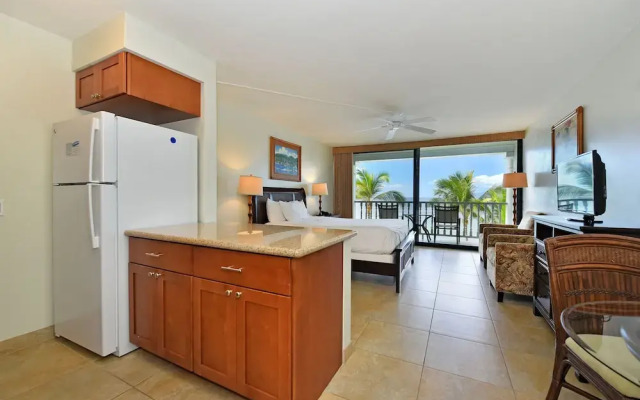 Lahaina Shores #425 Studio Bedroom Condo by RedAwning
