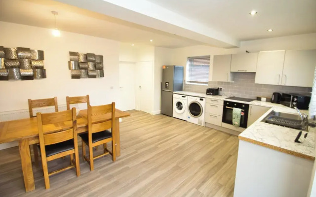 Spacious 3 Bed House - Newly Refurbished
