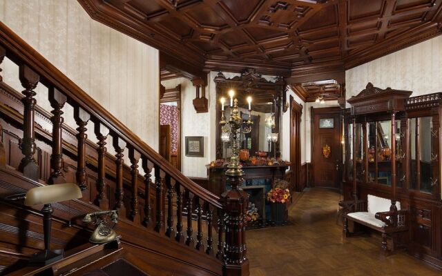 Reynolds Mansion B&B