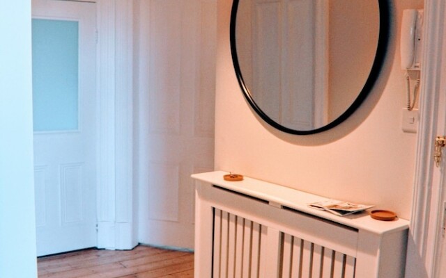 Modern Arthurs Seat Apartment