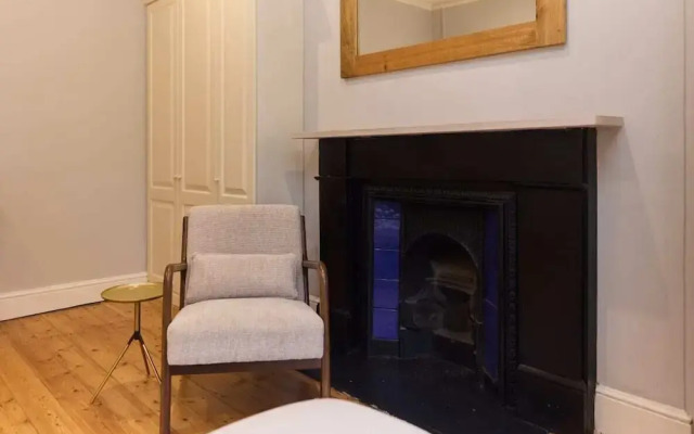 The West Kensington Hideout - Cozy 2bdr Flat With Garden