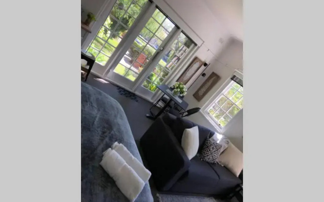 East Melbourne City Studio - Amazing Location & Sunny Charm