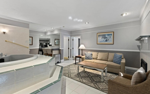 Cedar Street Hotel and Suites