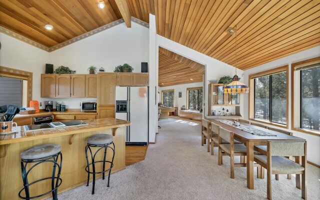 8 Crag Home with Private Indoor Hot Tub, Bike is Provided for Outdoor Activities by RedAwning