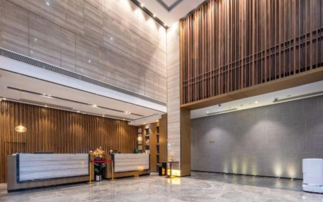 Qianmen Holiday Inn (Zhuhai City Rail Mingzhu Station)
