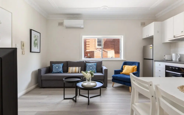 Chic 1-bed Retreat Near Shops & Beach – Guest Rooms – Sydney