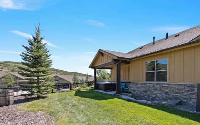 Black Rock Ridge by Luxury Mountain