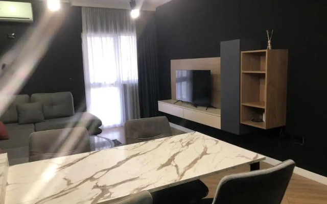 Tirent Apartment Komuna Parisit 1