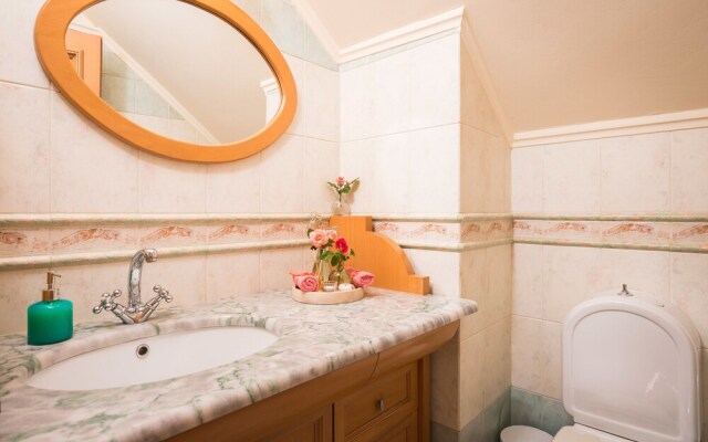 Steps to the Beach Spacious Home-Parking