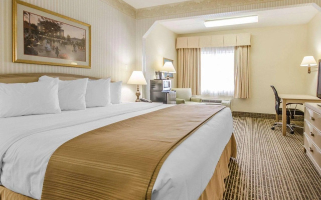 Clarion Pointe Louisville East