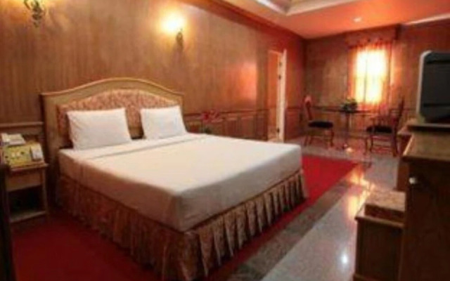 13 Coins Ngamwongwan Hotel