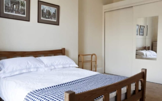 Spacious 4 Bedroom Apartment in Edinburgh