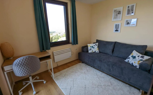 Stylish 2BD Apartment with Panoramic Mountain View