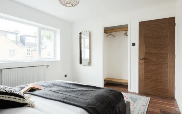 The Century Chalet - Contemporary 2bdr with Parking