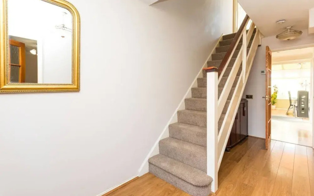 Fabulous 3-bed House, Close to Station
