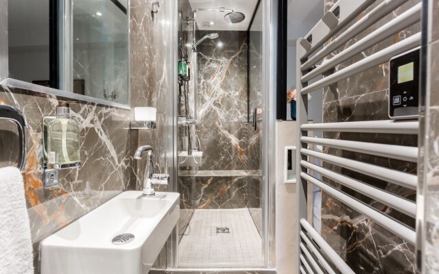 Luxury 4 Bedroom 3 Bathroom Louvre - AC