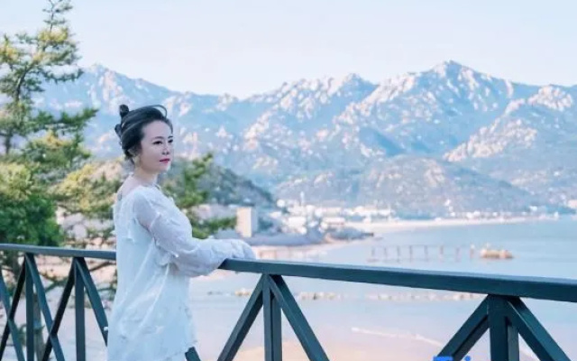Cliff side Inn – People – Qingdao