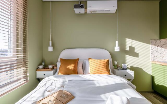 In an apartment on Sokolnicheskiy Val street 1