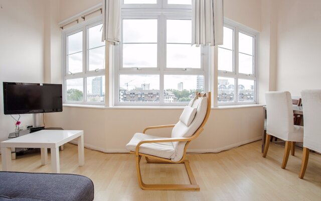 A Bright Top Floor Maisonette Along The Quays