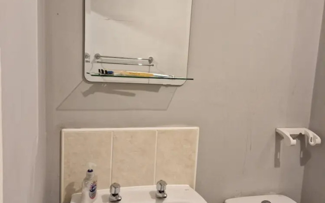 Stylish 2-bed Apartment - Sleeps 4, Parking & Wifi