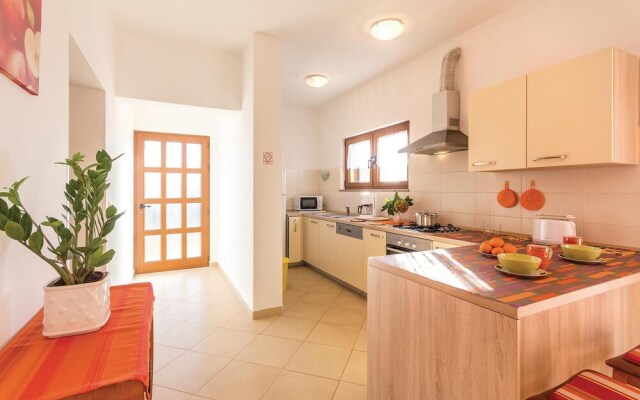 Stunning Home in Liznjan With Wifi and 2 Bedrooms