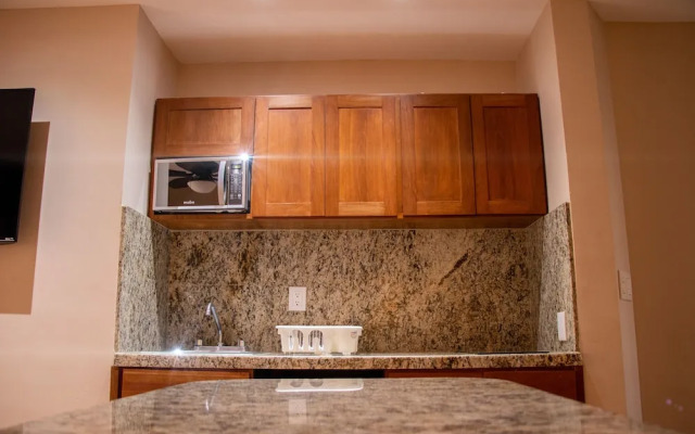 Del Real Hotel & Suites