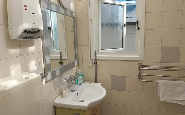 Roof APT W terrace garden,1BR 1BA