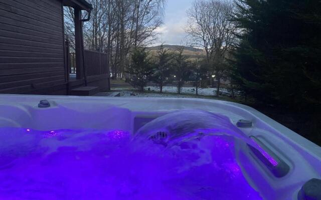 Stunning 4-bedroom Cabin With Hot Tub in Beattock!