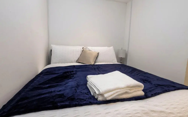 1 Bed-4guests-sofabed-wifi-closetocity-parking