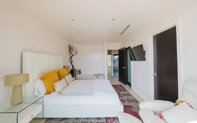 Zen Estate - Luxurious 5BR Beverly Hills Sanctuary With Pool & Canyon Views