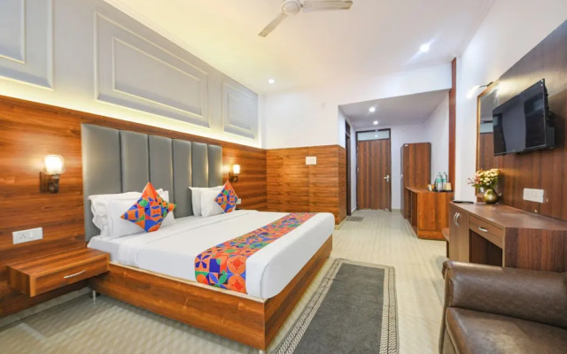 Fabhotel Black Stone Palace