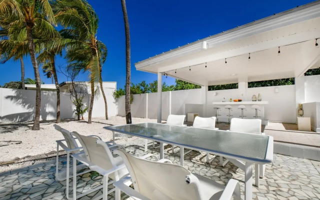 Ocean Front 7-bedroom 7-bath Sunset Views Malmok!