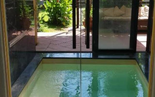 La casa con piscina riscaldata interna ANNA LUXURY GARDEN