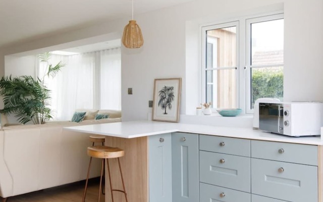 Mariners Stylish Beachside Getaway With Sea Views