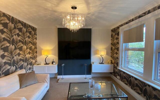 Luxurious, Spacious, Quiet, Near Beaches and Town