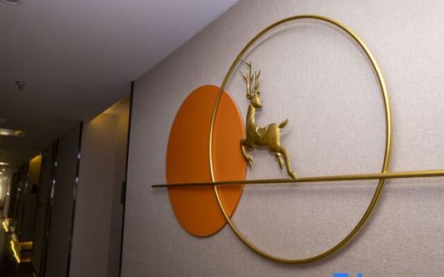 Yunbai Cloud Hotel (Swan Plaza)