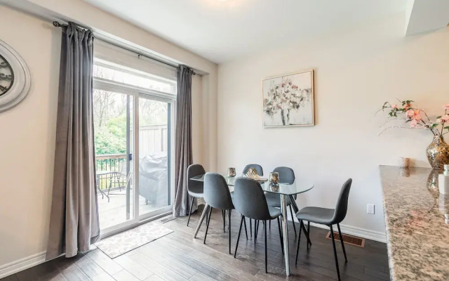 Modern 3BR 2BA Townhome in Lakeshore