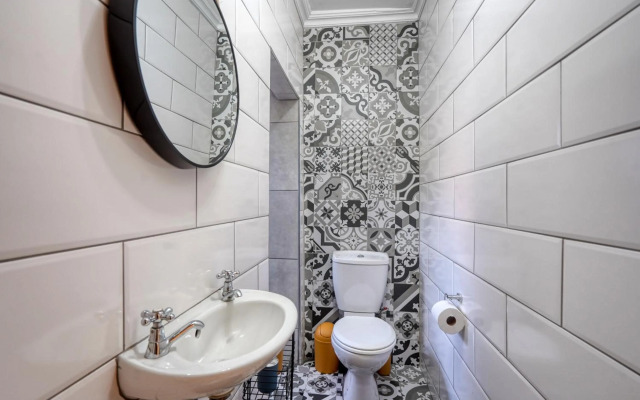 Hampton Collection - Trendy 2 Sleeper Apartment with Pool