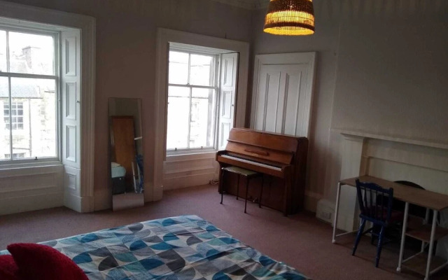 Lauriston Central Skylight Roomz