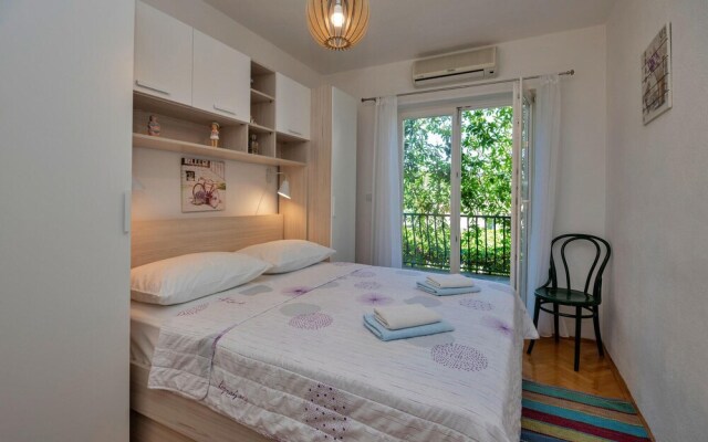 Amazing Home in Makarska With Wifi and 6 Bedrooms