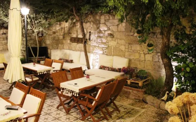 Lilyum Alaçatı Taş Ev