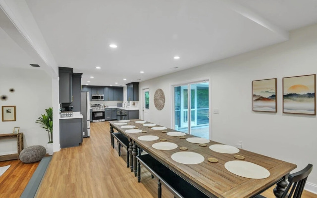 Woodhaven: Your Serene Countryside Escape 5 Bedroom Farmhouse by RedAwning