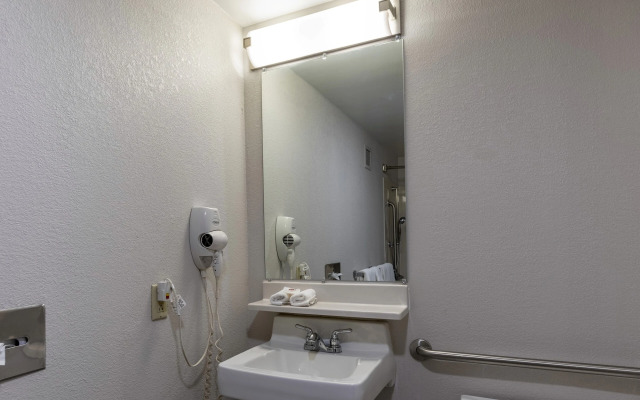 HomeTown Inn by Red Roof East Syracuse