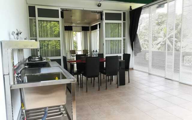 Thilini Hotel Apartment