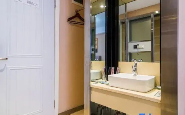 Utopia Theme Hotel (Qiqihar Bukui Street)