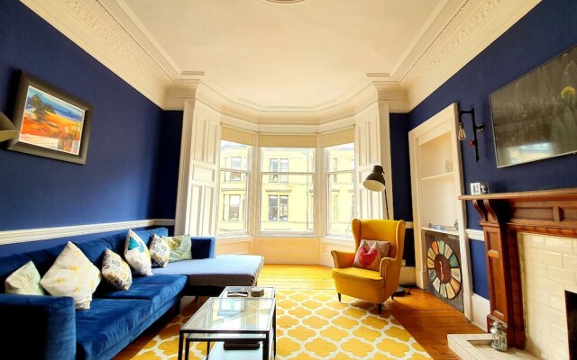Gorgeous Light Apartment In West End