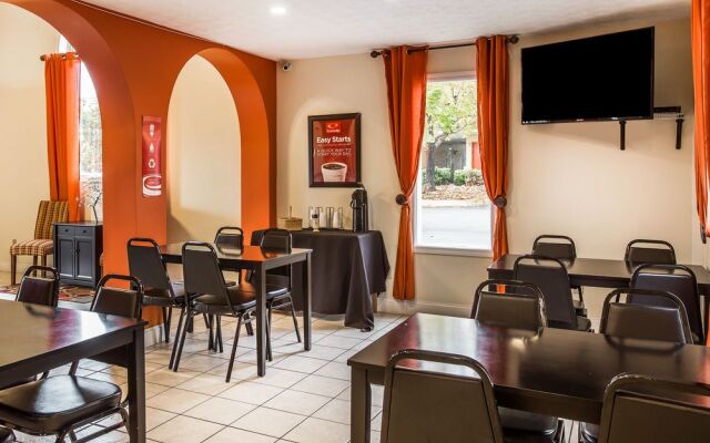 Econo Lodge Inn & Suites