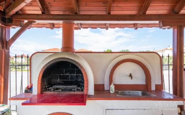 Private 6-bdrm Villa with garden 150m to beach