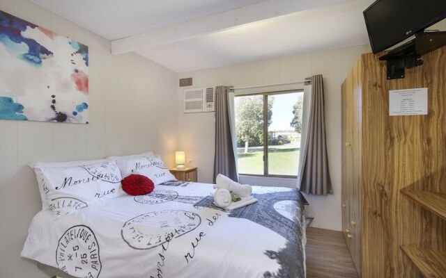 Serpentine Falls Park Home & Tourist Village